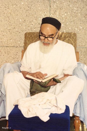 امام در حال خواندن قرآن